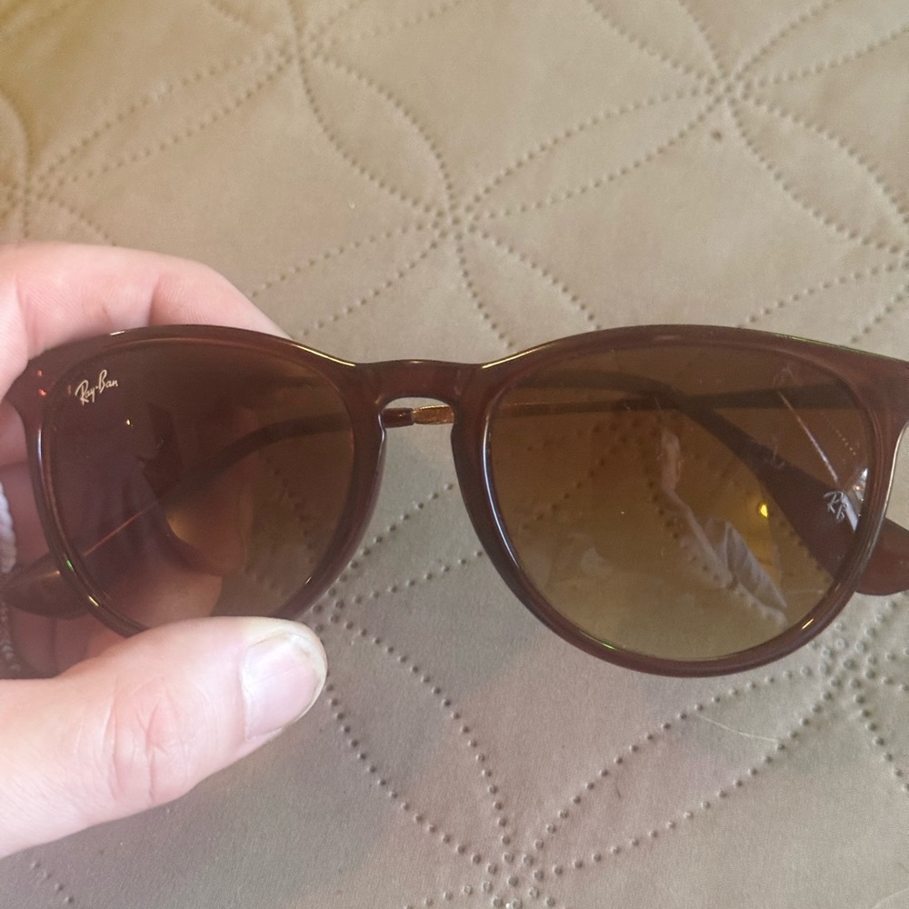 Ray-Ban Brown women’s sunglasses the Erika Classics by Ray-Ban. Polarized